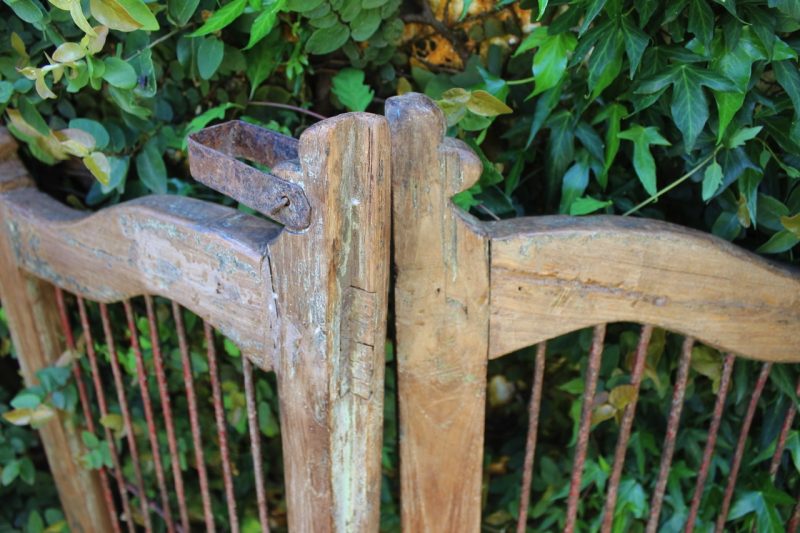 Metal gate latch