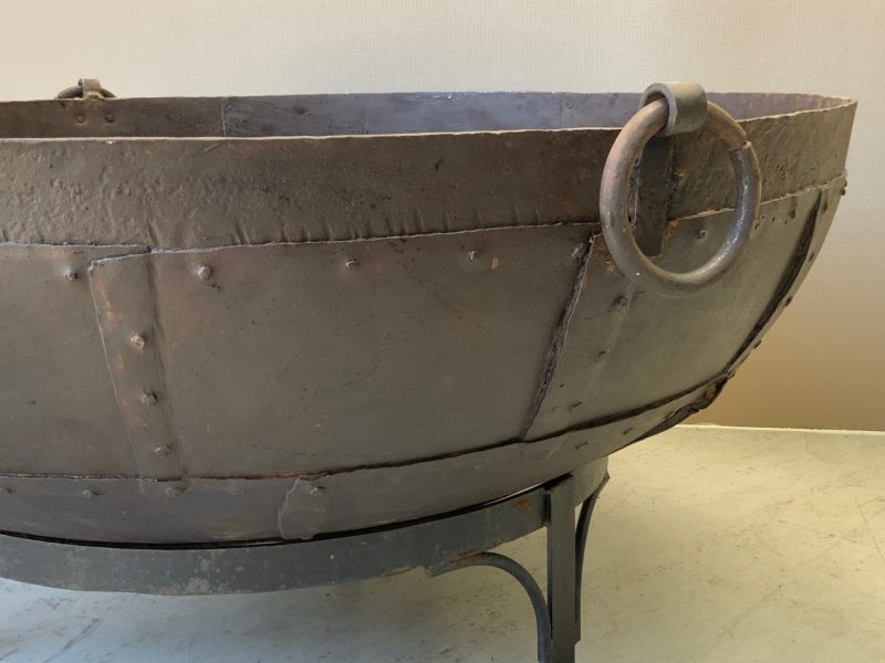 Iron pot with ring handle