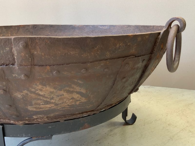 Fire pit with handle